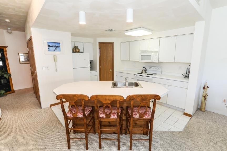 Seven Springs Stonegate 2 Bedroom Standard Condo, Ski-in Out, Sleeps 8! Apartment *